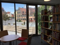 Grossansicht in neuem Fenster: Stadtbücherei mit Ausblick Zirndorf